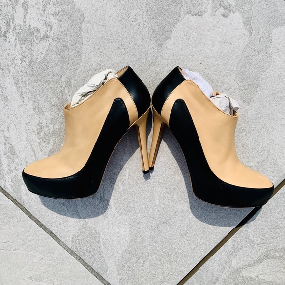 Guess Genuine Leather Heels Cutout Booties - Picture 4 of 16